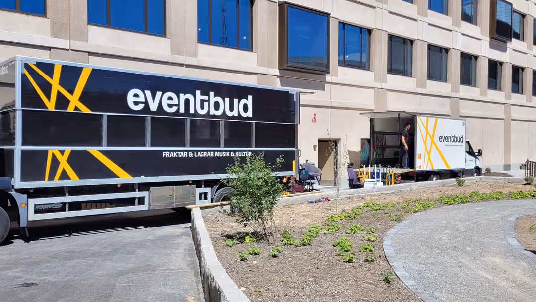 2 Eventbuds bilar vid gig