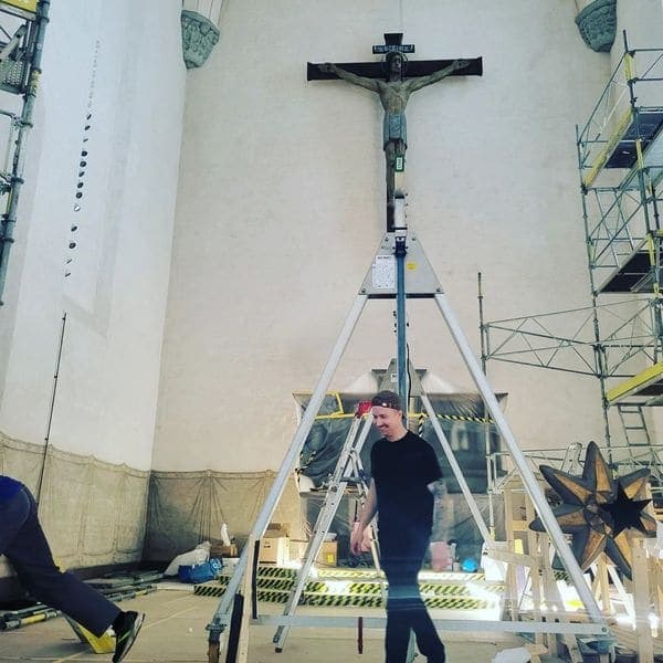 Montering av ljuskrona i Högalidskyrkan