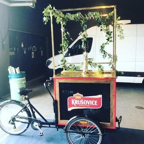 Cykel med öltapp dekorerad med blommor