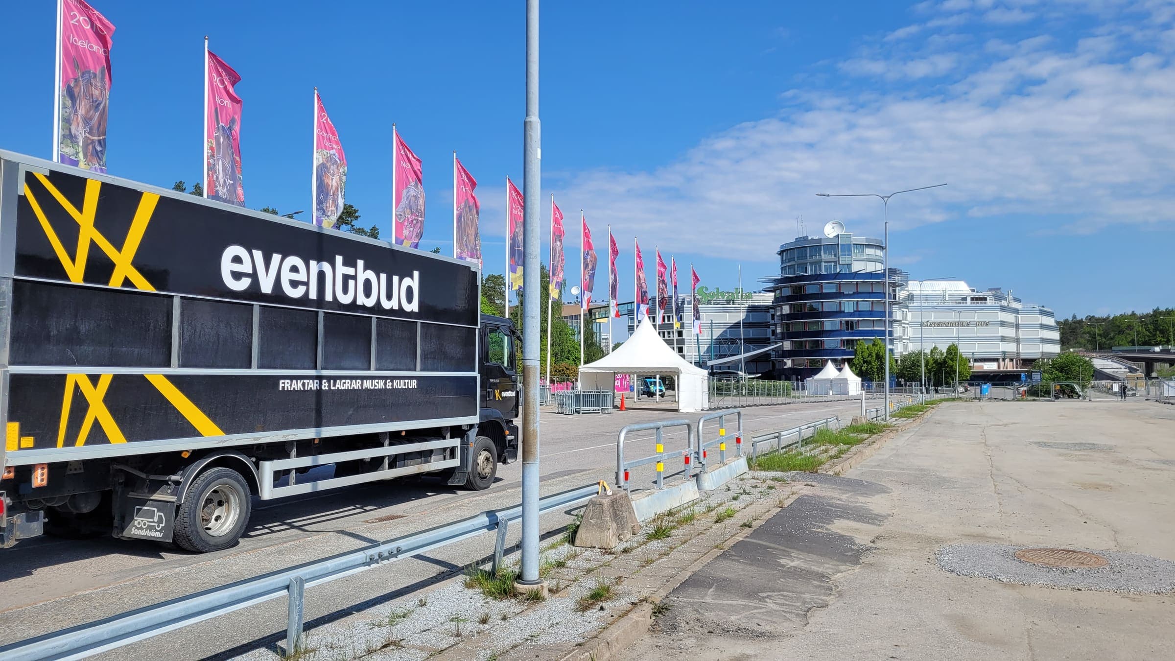 Eventbuds lastbil vid ett eventområde med flaggor