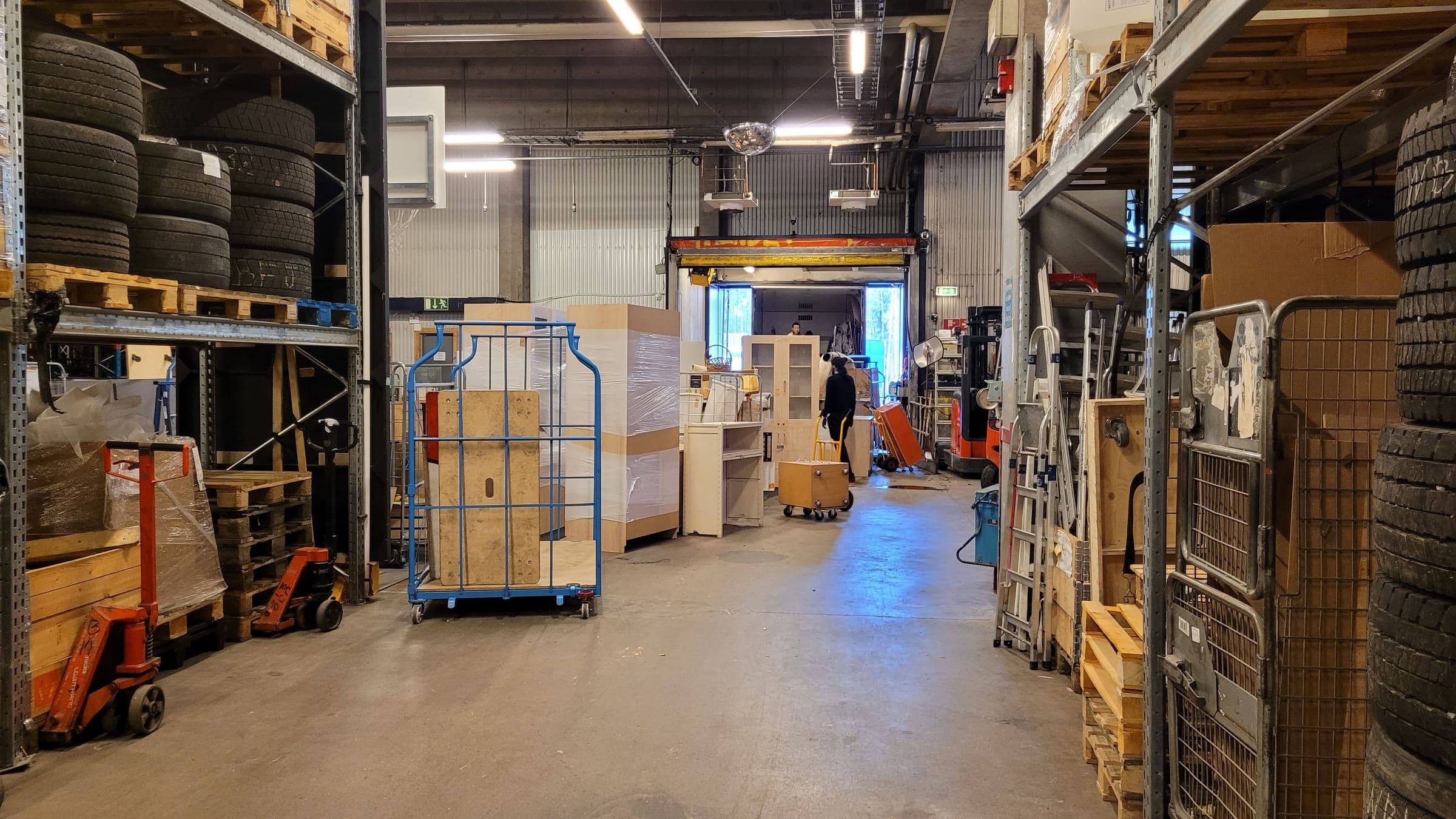 Eventbuds lager i Stockholm med pallar, rullburar och gods