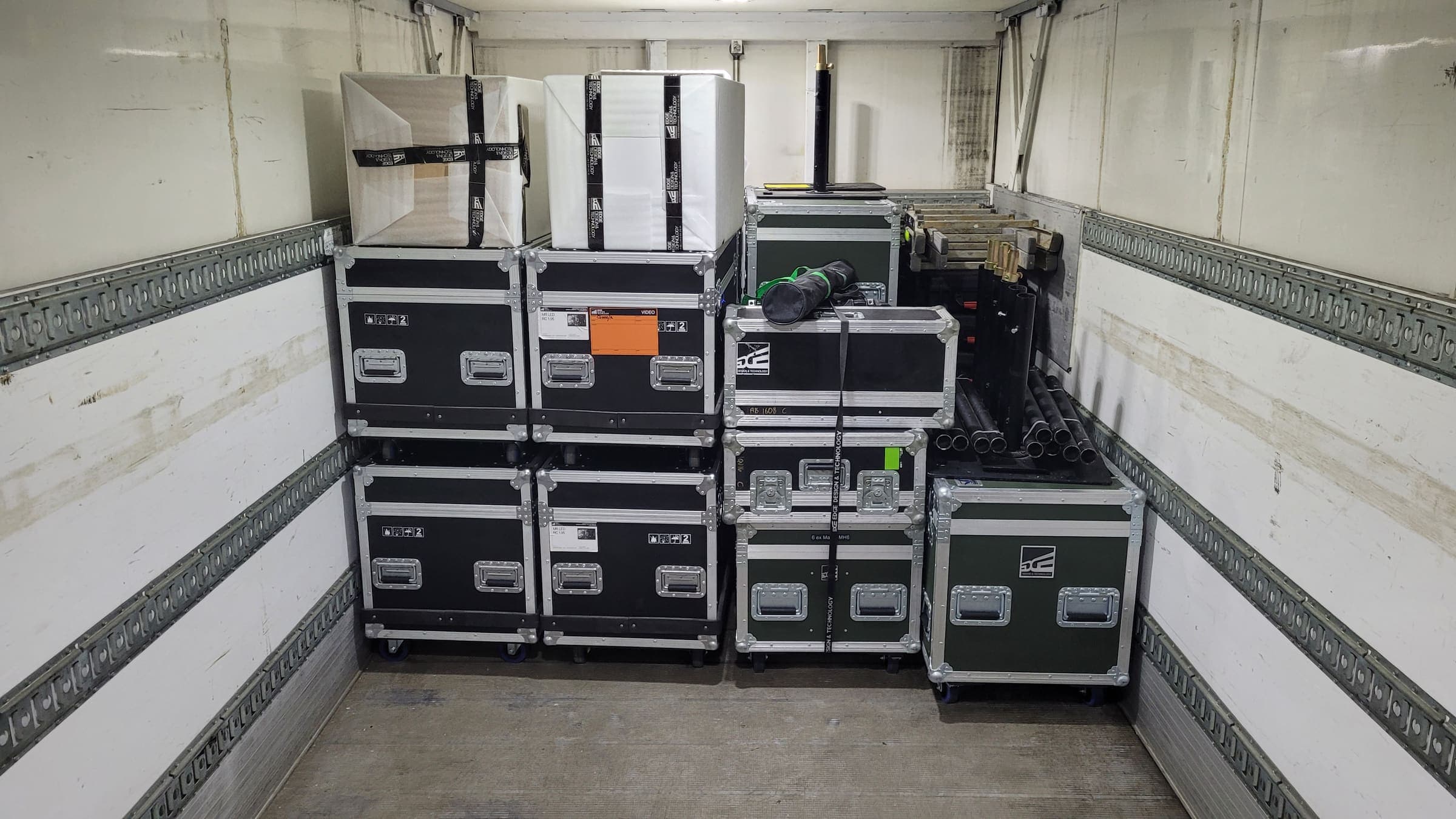 Flightcases lastade i en av Eventbuds lastbilar
