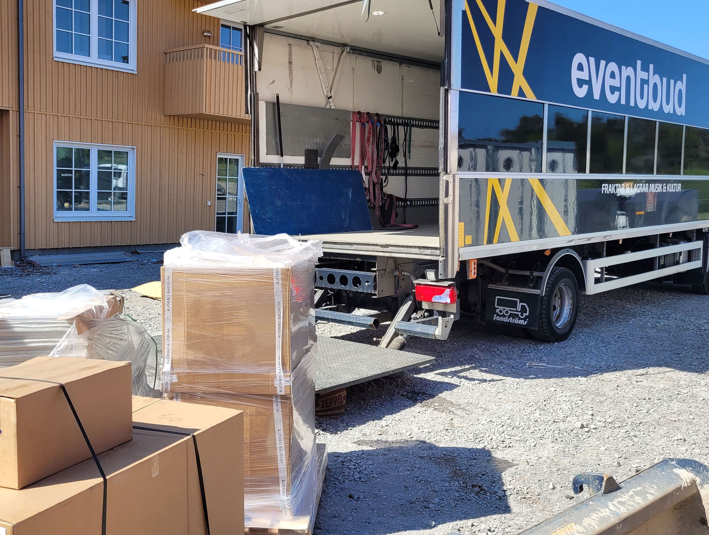Leverans av pallar med bakgavellyft